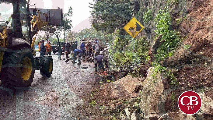 Cierran libramiento de Morelia por derrumbe de rocas