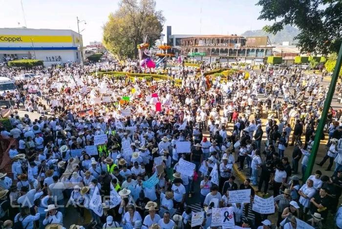 Cierre de gasolineras y comercios en Uruapan durante marcha por la paz tras el asesinato de Carlos Manzo