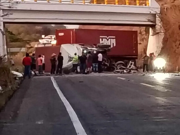 Cierre total en la autopista Siglo XXI por volcadura de tráiler