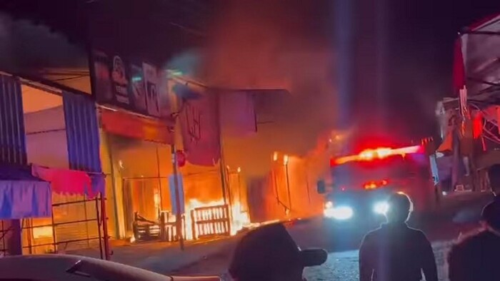 Cinco locales de juguetes, plásticos, ropa y otros artículos se incendian en Huetamo