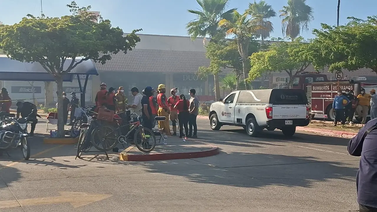 Cinco muertos y 30 heridos tras fuerte incendio en plaza de Los Mochis.