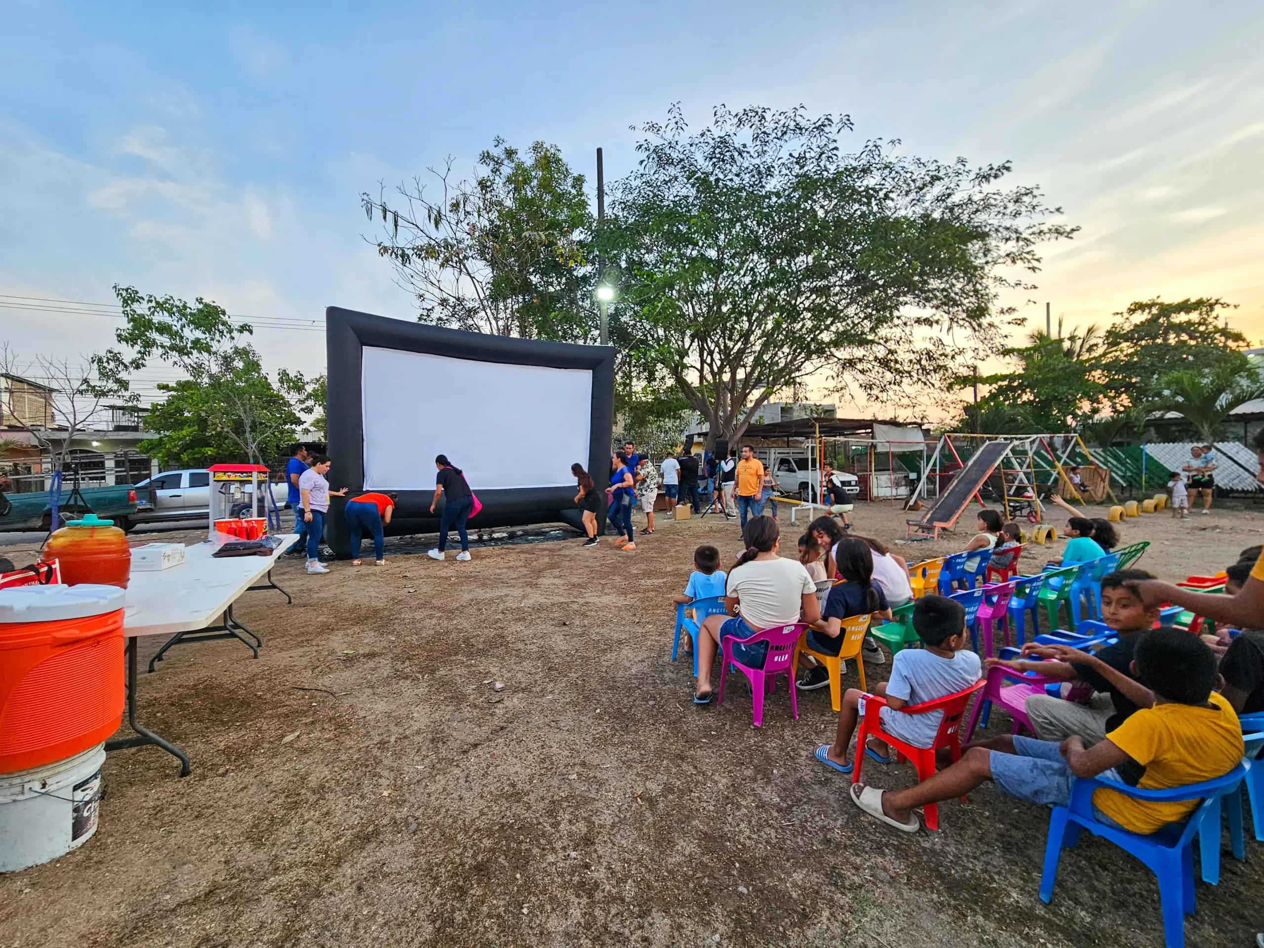 Cine Para Todos llega a la colonia Revolución en Las Guacamayas