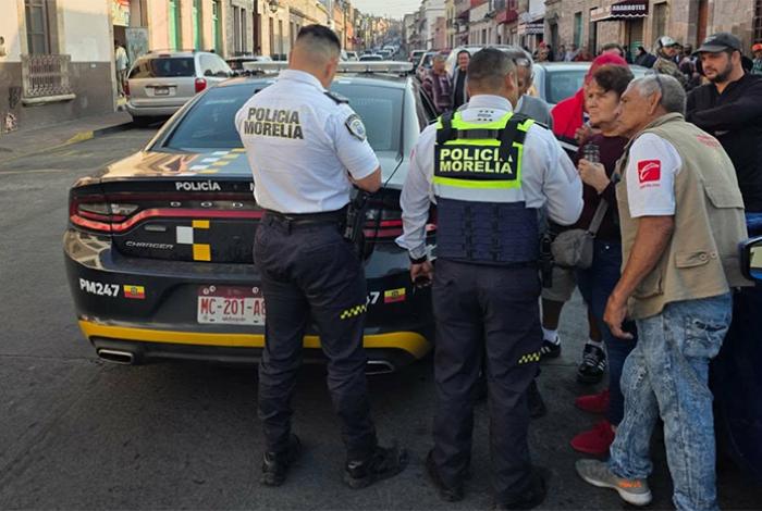 Ciudadanos atrapan a presunta ladrona de tarjetas Bienestar en el Centro de Morelia