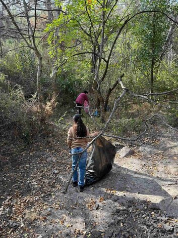 Ciudadanos de Bosque Camelinas se unen para limpiar su comunidad