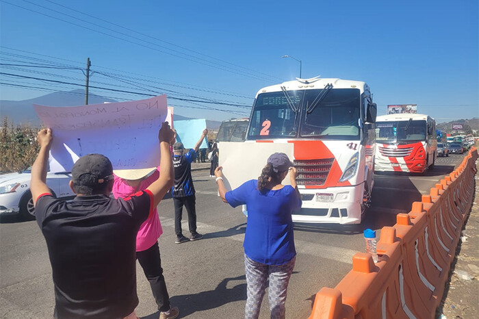 Ciudadanos impiden ingreso de camiones a Villas del Pedregal; Gobernación estatal convoca a mesa de diálogo