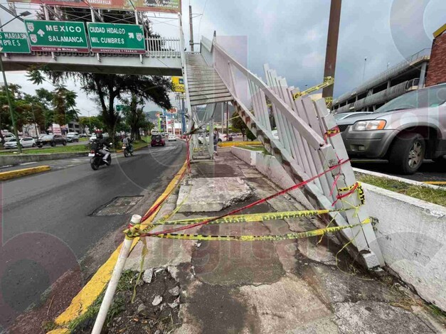 Ciudadanos piden se repare con prontitud puente peatonal dañado por accidente vehicular