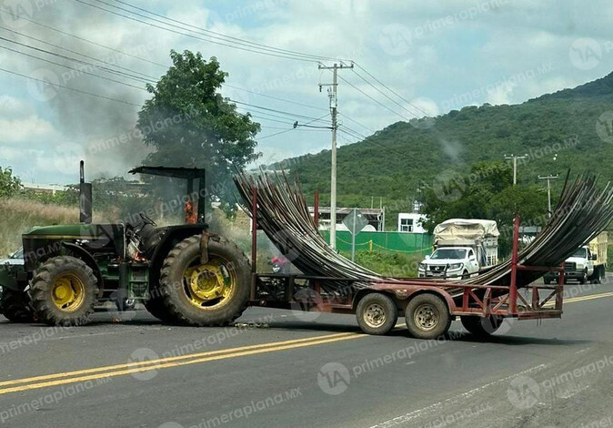 Civiles atacan a tiros a policías e incendian tractor, en Tangancícuaro