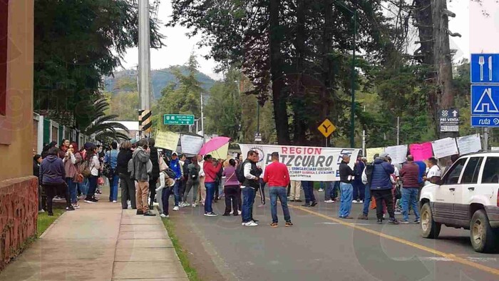 CNTE bloquea carretera Morelia-Pátzcuaro