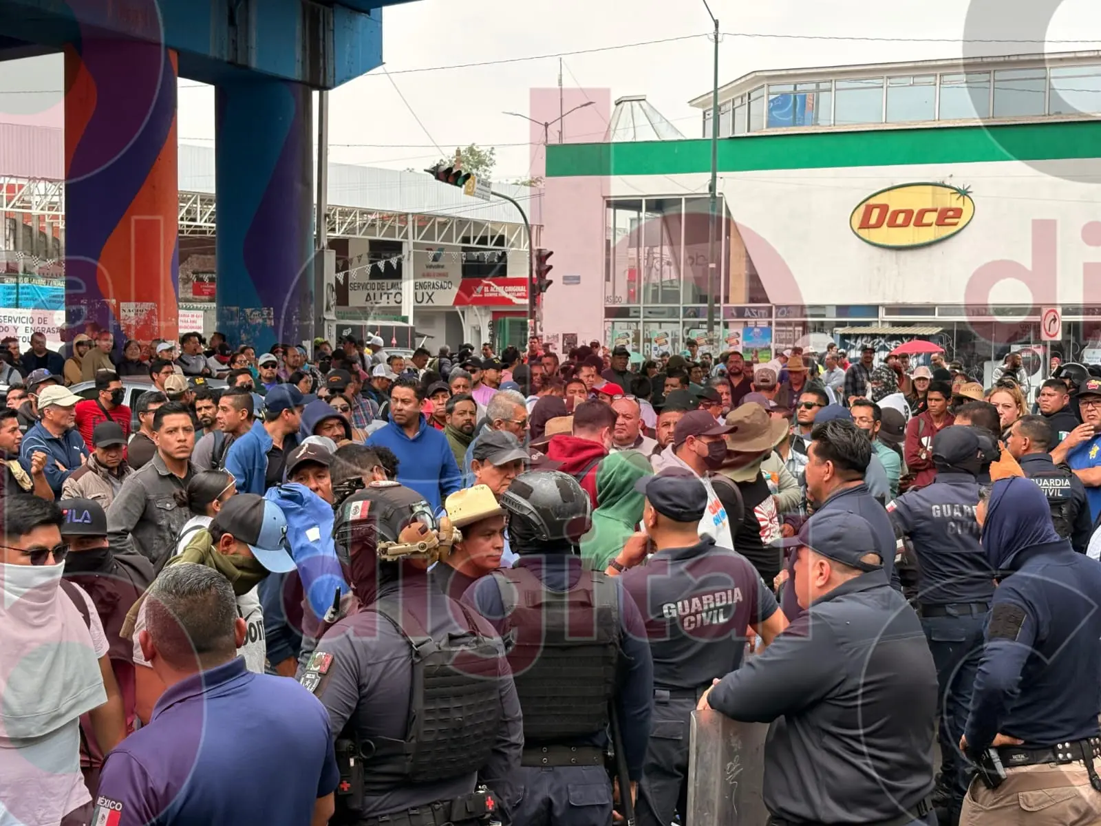 CNTE poder de base bloquea la vialidad en Tres Puentes y genera disturbios