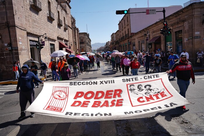 CNTE se manifiesta en Centro Histórico y bloquea el paso de vehículos