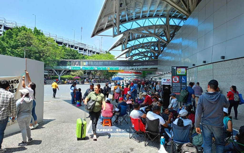 CNTE se planta en el Aeropuerto de la CdMx; pasajeros entrar uno por uno