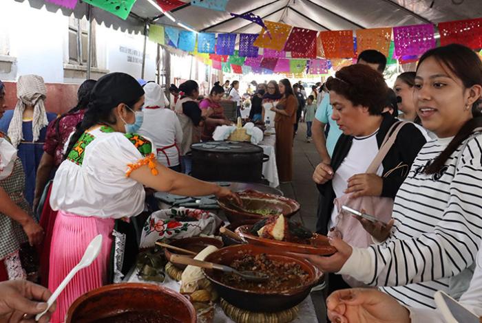 Cocineras tradicionales presentes en el Tianguis Artesanal de Domingo de Ramos