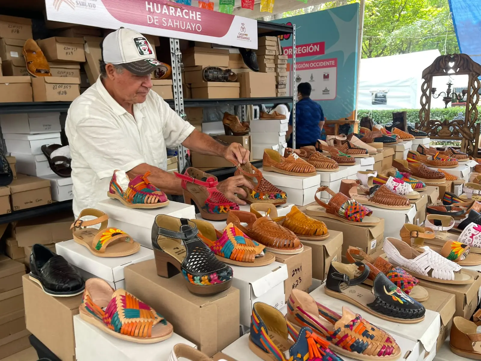 Cocineras y artesanos dan sabor y color al Jalo Futbolero en Morelia
