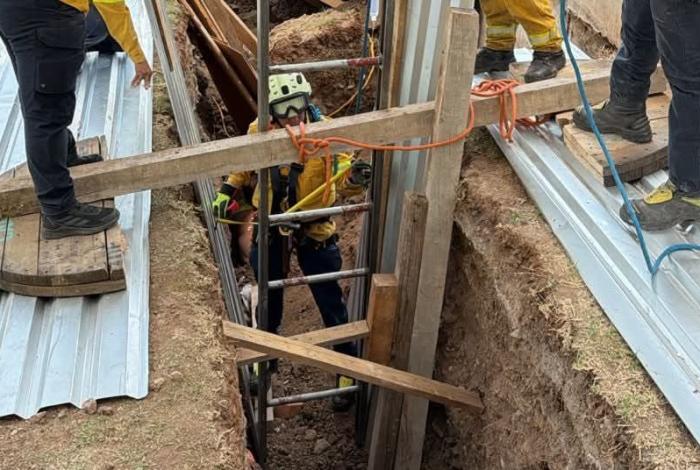 Colapsa zanja y trabajador queda atrapado en Cañadas del Bosque, en Morelia