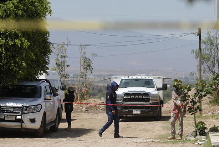 Colectivos de búsqueda hallan fosa clandestina con 60 bolsas con restos humanos en Jalisco