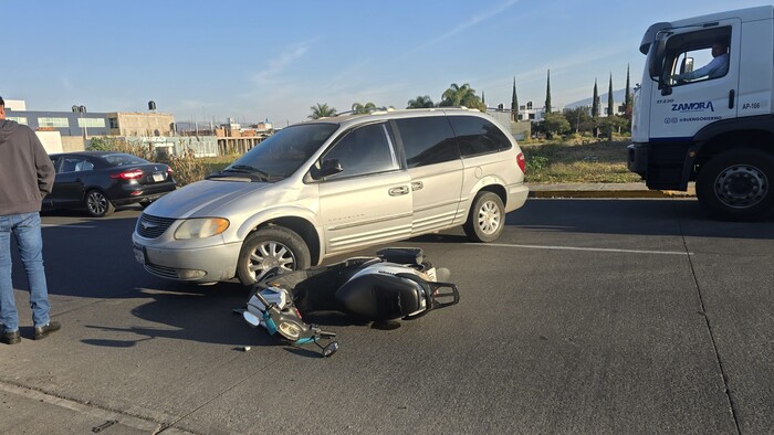 Colisionan moto y camioneta; hay un herido