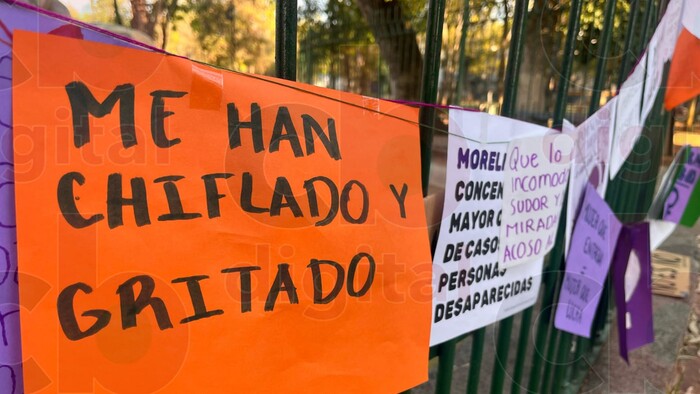 Colocan tendederos con mensajes de denuncia en la fuente de los patos