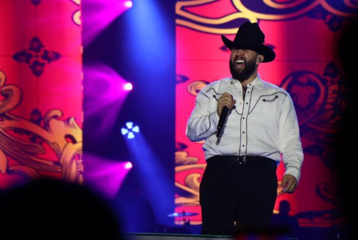 Colosal y vibrante; Carín León llena el Morelos en un concierto épico