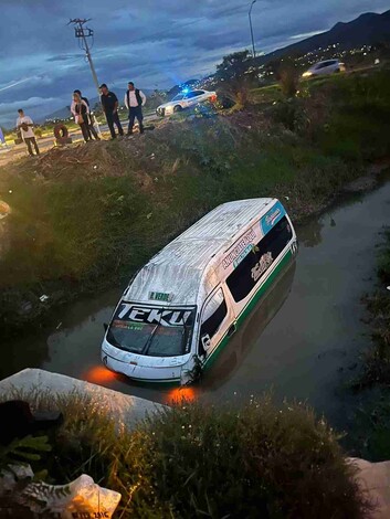 Combi cae a canal de aguas negras en Tarímbaro