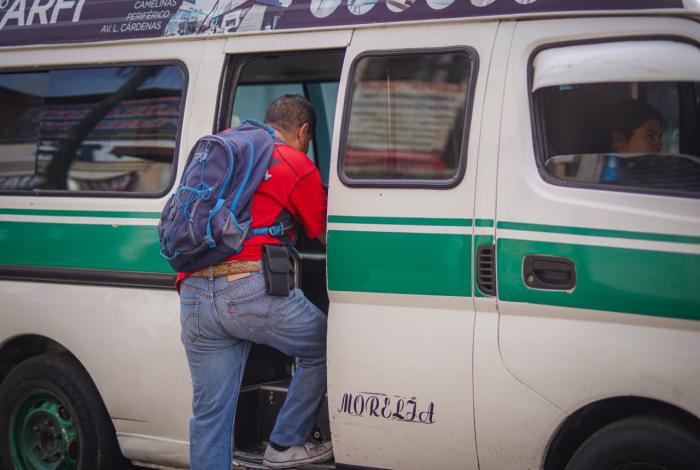 Combi del transporte público pide a usuarios usar cubrebocas