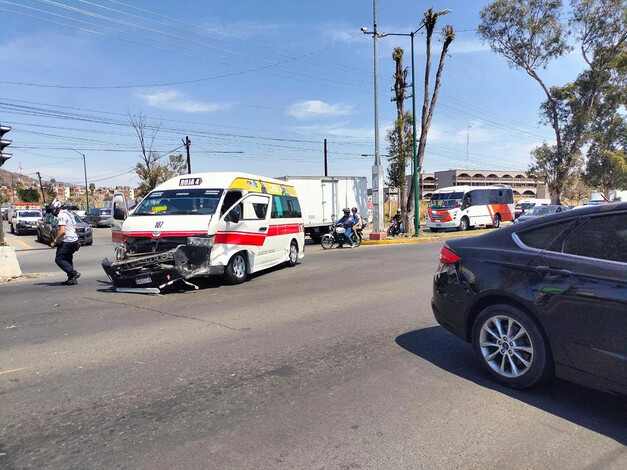 Combi Ruta Roja 4 y auto protagonizan choque en Av. Madero Poniente de Morelia