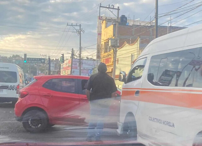 Combi y auto protagonizan choque vehicular en la Av. Morelos Norte de Morelia