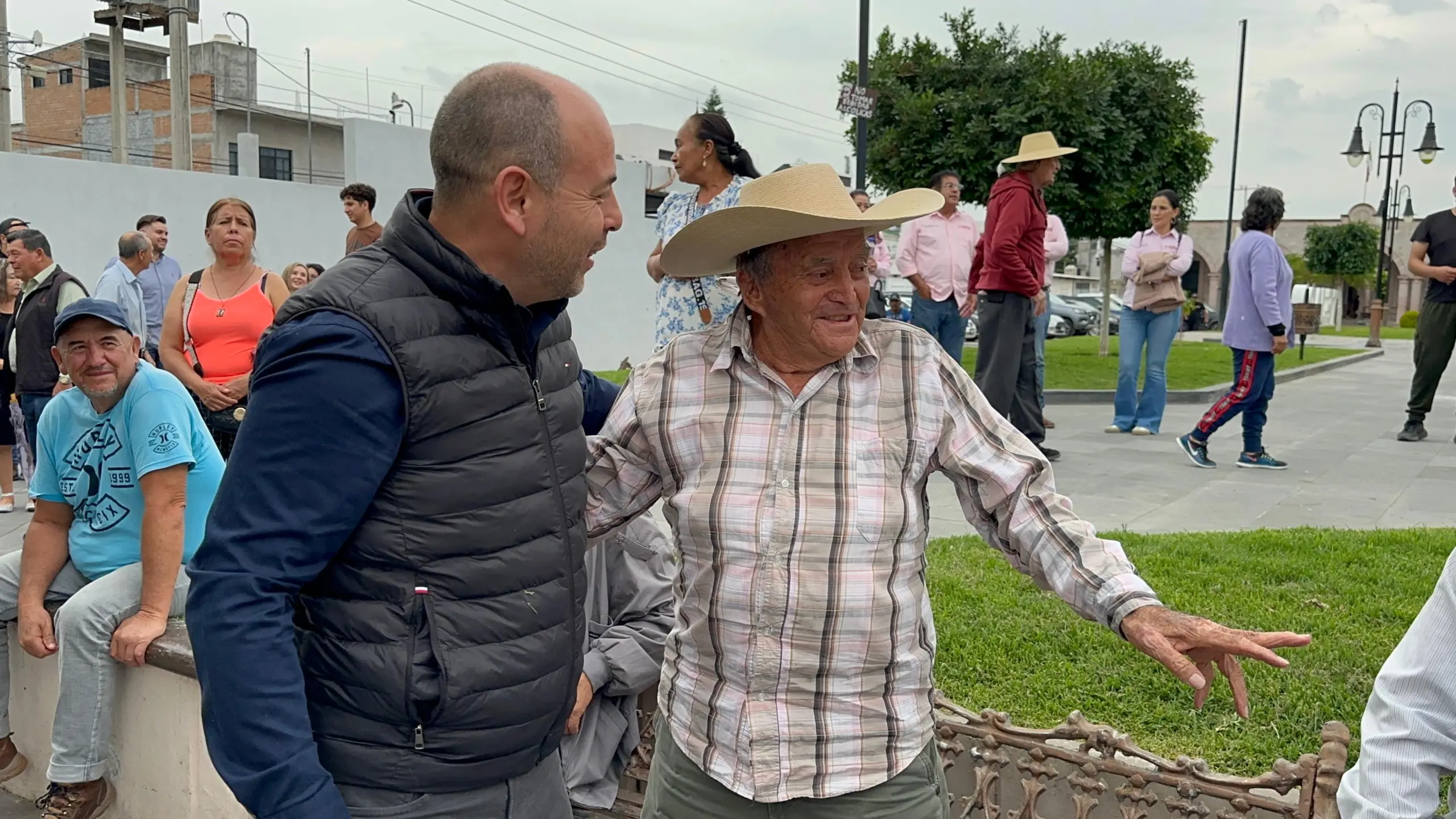 Comienza modernización de calles frente a la plaza de Téjaro