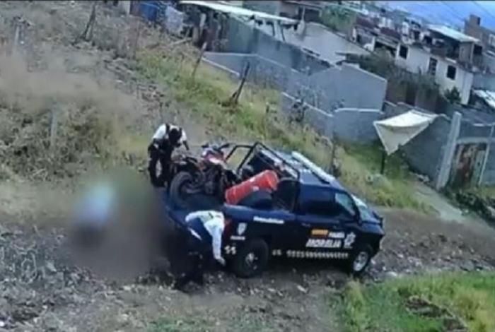 Compañero intentó salvarlo pero no pudo: Video muestra ataque a policías en Ciudad Jardín 