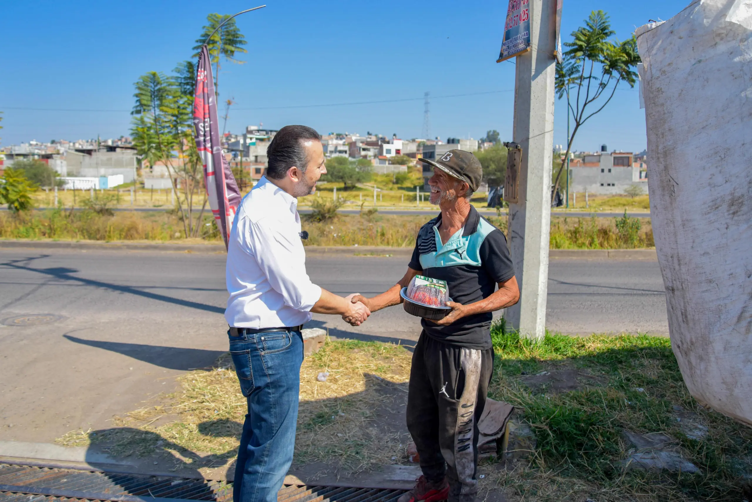 Comparte Fausto Vallejo Mora cenas navideñas en colonias morelianas