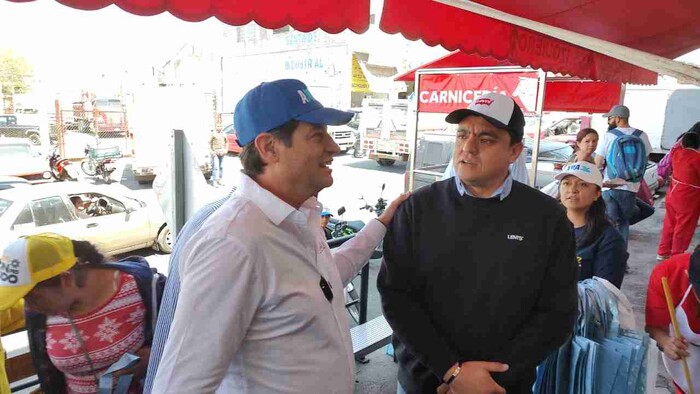 Comprometí dos calles, entregué seis: Alfonso Martínez en su recorrido por el Mercado de Abastos