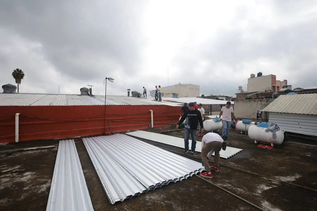 Comprometidos con espacios dignos, Gobierno de Zacapu repara techo del Mercado Morelos