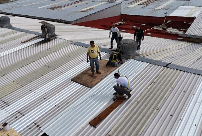 Comprometidos con espacios dignos, Gobierno de Zacapu repara techo del Mercado Morelos
