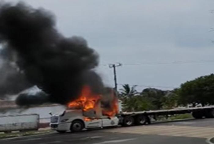 Comuneros de Pómaro incendia tractocamión en carretera; exigen diálogo con el gobierno