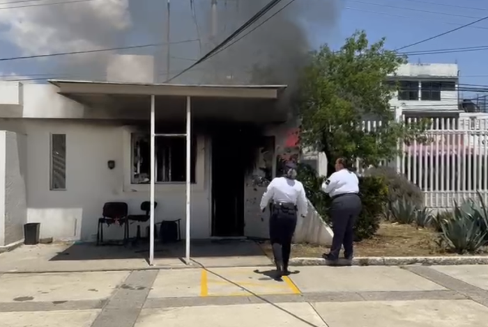 Comuneros encierran a vigilantes en el baño y queman caseta en la SEE