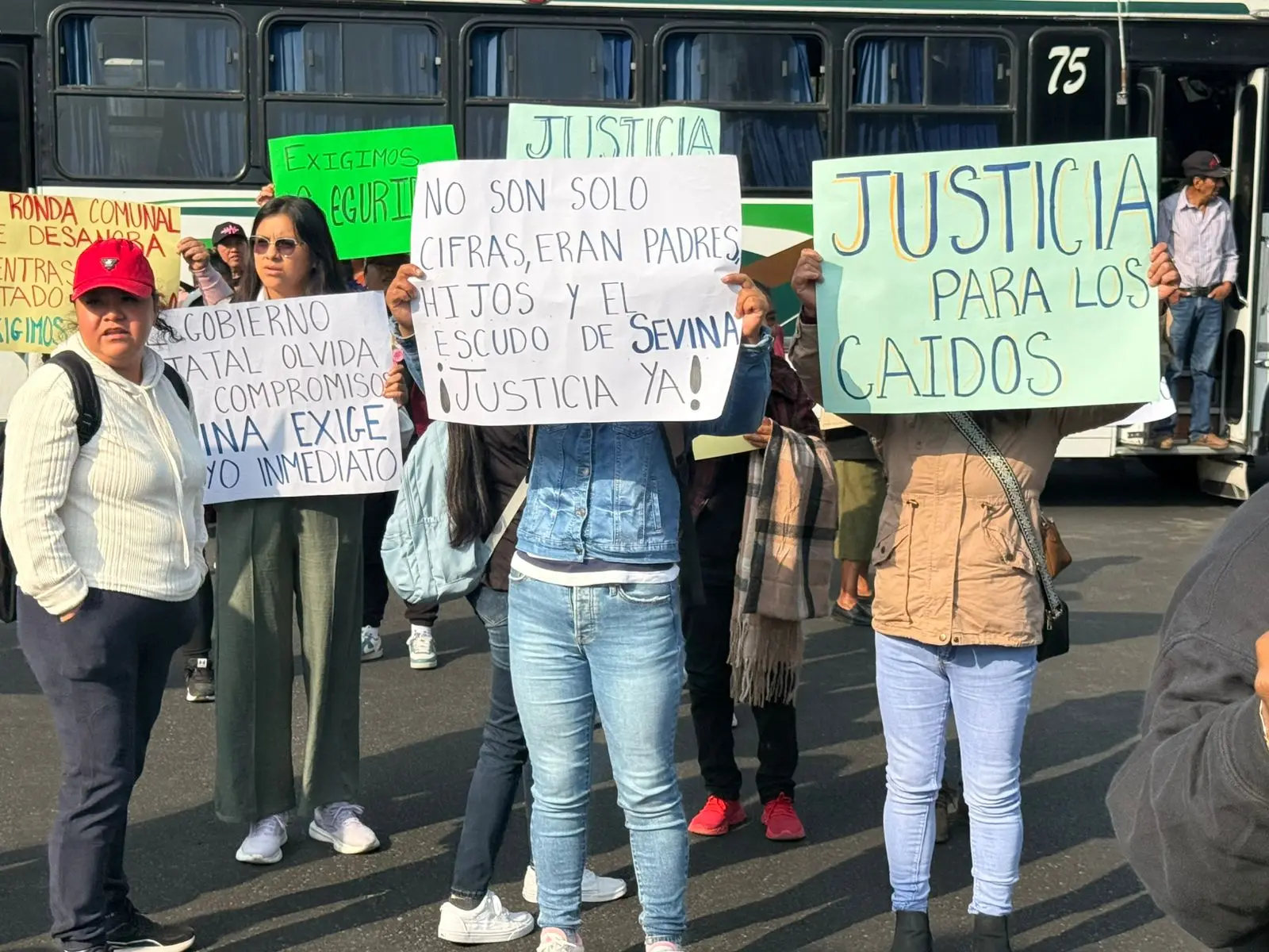 Comuneros ingresan a la fuerza a Casa Michoacán para exigir seguridad