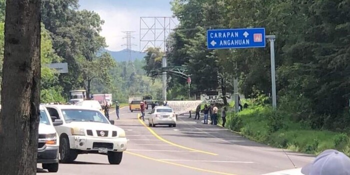 Comunidad de San Lorenzo cierra la carretera Uruapan-Paracho, para exigir seguridad