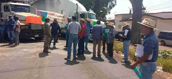 Comunidades indígenas bloquean 6 carreteras de Michoacán