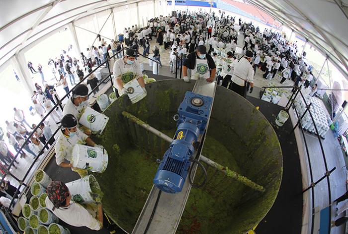Con 12 toneladas, Jalisco bate el Récord Guiness de Tancítaro con el guacamole más grande del mundo