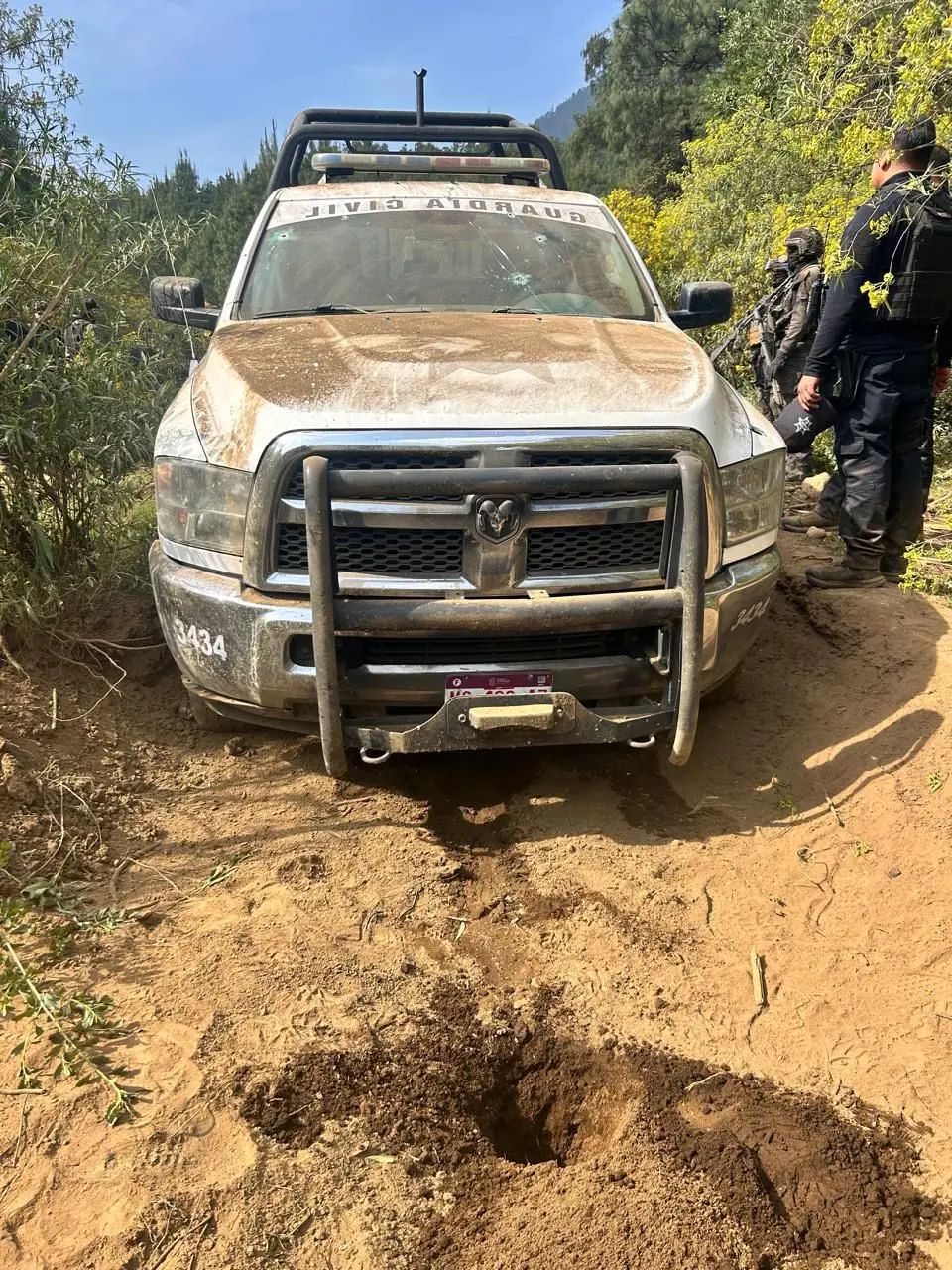 Con armas largas y drones con explosivos atacan a policías de Nahuatzen