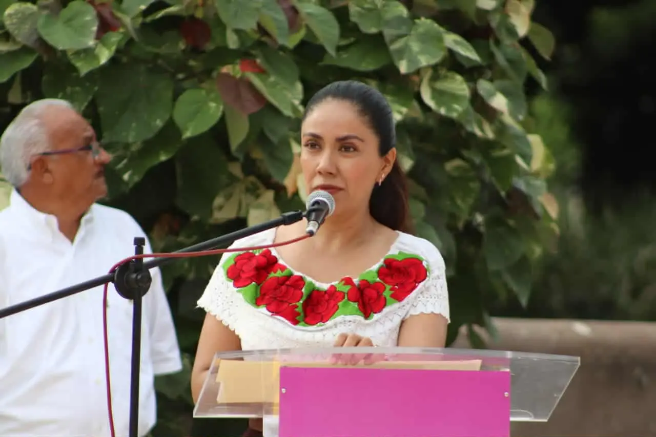 Con Bando Solemne, Fanny Arreola inaugura el espíritu patrio en Apatzingán
