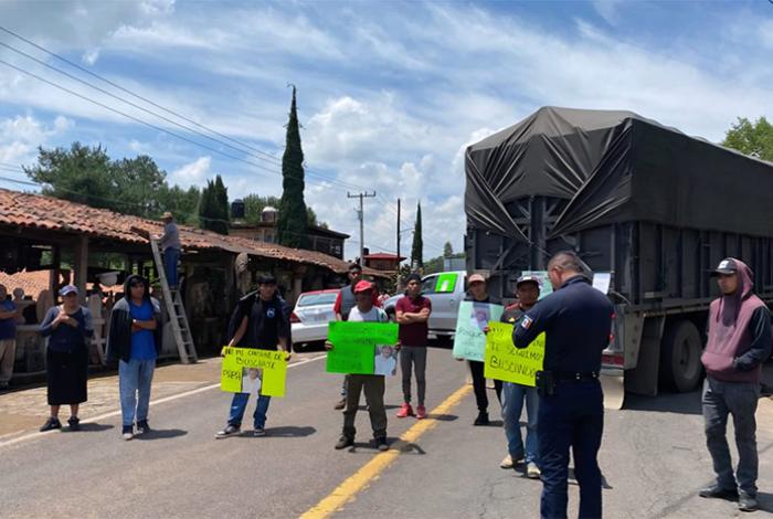 Con bloqueo, pobladores de Tzintzuntzan exigen el hallazgo con vida de uno de sus habitantes