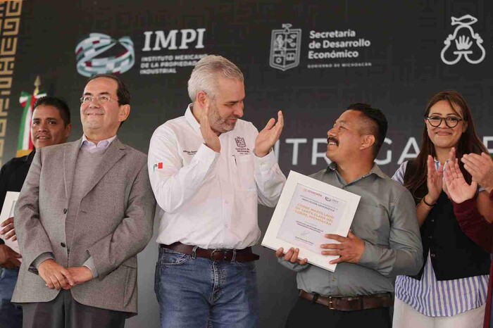 Con certificación se protegen catrinas de Capula y cobre martillado de Santa Clara: Bedolla