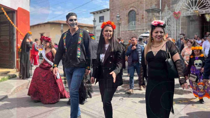 Con desfile de catrinas, Queréndaro inicia su primer festival de Día de Muertos