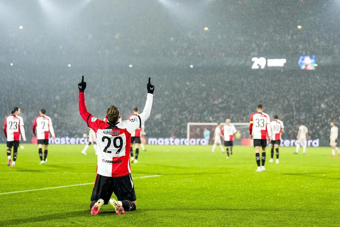 Con doblete de Santiago Giménez, Feyenoord vence al Bayern Munich en Champions League