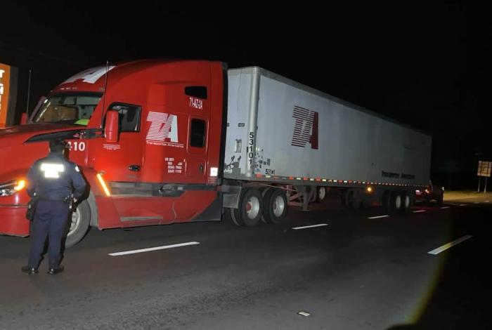 ¡Con el suavizante de ropa noo! Recuperan tractocamión robado con violencia