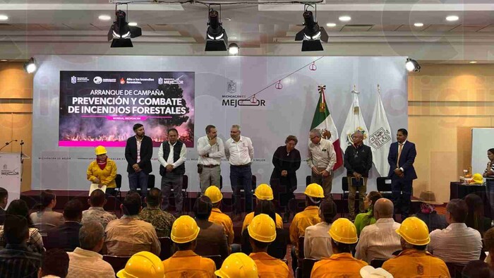 Con entrega de equipamiento, arranca campaña contra incendios forestales en Michoacán