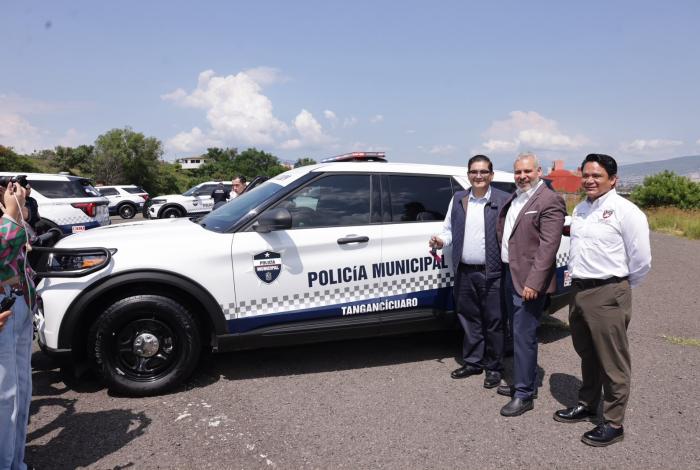 Con entrega de patrullas a 10 municipios, fortalece Bedolla estrategia de seguridad