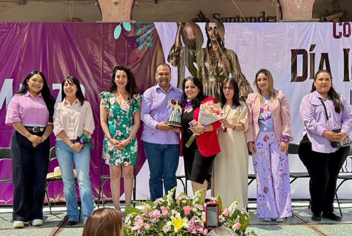Con entrega de presea, reconoce Víctor Vázquez a la mujer puruandirense