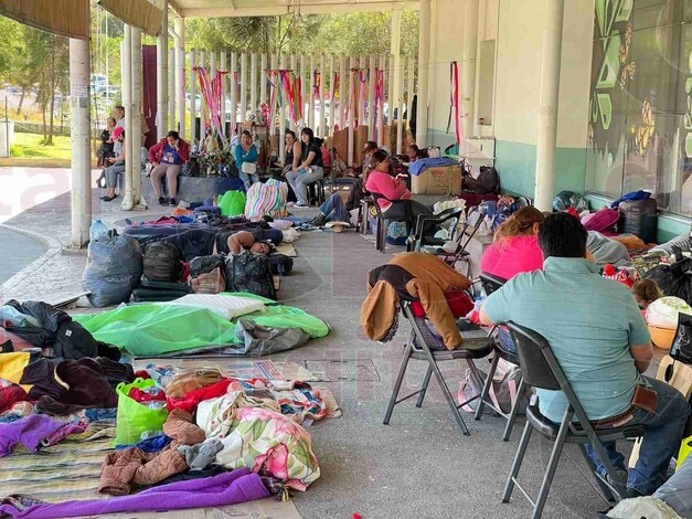 Con frío y pocos recursos, esperan familiares de pacientes del Hospital General de Morelia