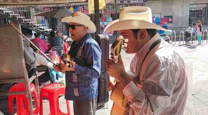 Con la música llevan sustento a sus hogares